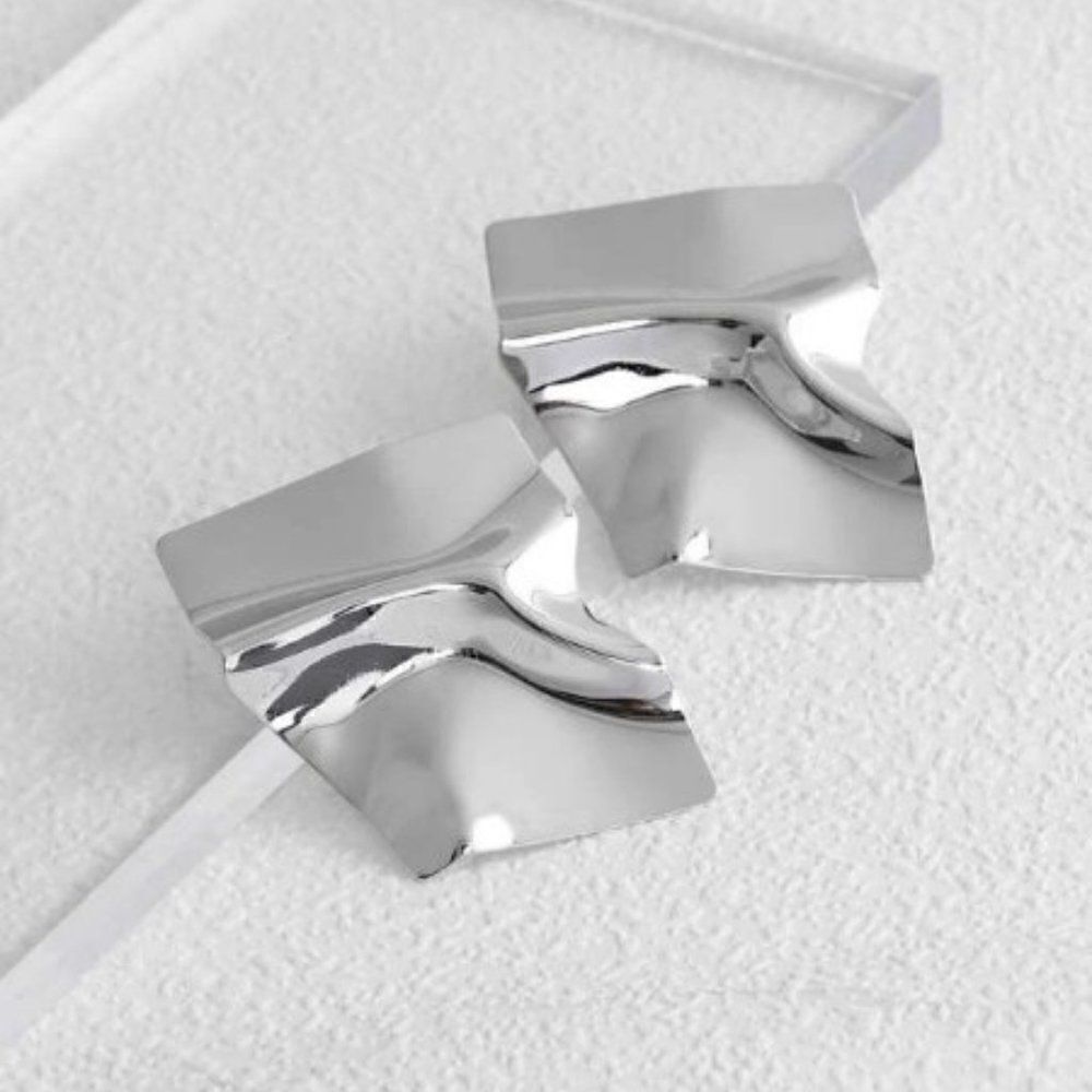 SILVER ASYMMETRICAL STUD EARRINGS 